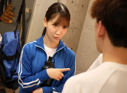 các chàng trai trong câu lạc bộ bóng đá thực hiện quan hệ tập thể với cô gái xinh