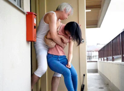Cô vợ mới cưới bị bố chồng già làm chuyện ấy