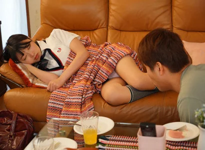 Thằng này đang dập em gái mới lớn của người yêu