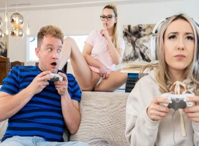 cô nàng bị bạn thân cướp người yêu ngay khi đang mải chơi game