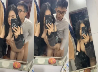 Cặp sinh viên trẻ đang làm tình nhau trước gương