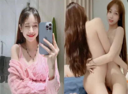 Lâm Thái Vy cùng cô bạn thân móc bím trên phát trực tiếp