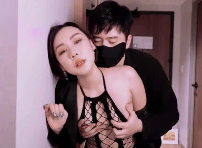 Bà xã bán thân cho sếp để có tiền trả nợ cho chồng
