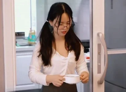 Chị gái bị cha dượng nện