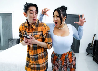 Đứa con trai giúp mẹ kế xăm trổ hàng múp lên đỉnh