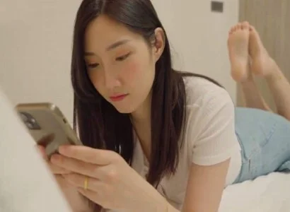 Vợ lén lút với anh nhân viên giao hàng