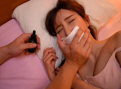 Tôi đưa thuốc mê vào cơ thể cô em họ xinh đẹp và quan hệ